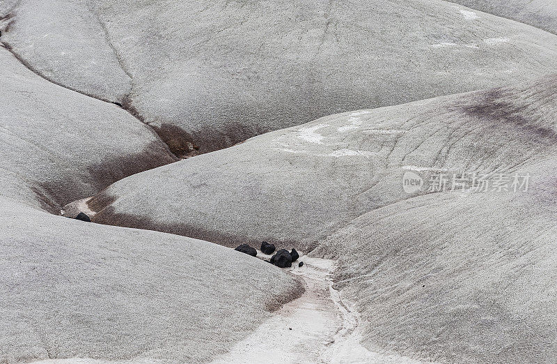 犹他州国会礁国家公园Cathadral Valley的膨润土山。Bentolinte山为Brushy盆地页岩段的莫里森组。它是由大约一亿四千万年前沉积在沼泽和湖泊中的淤泥、淤泥、细沙和火山灰形成的